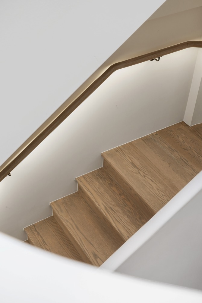 Glacial Oak (American Oak) staircase in Cochran Avenue by Trinity Stairs