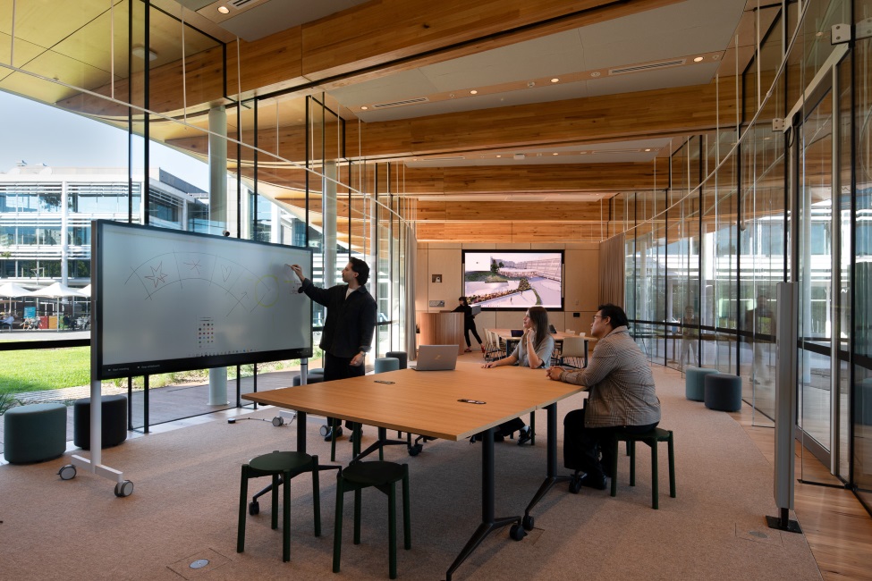O Pavilion in Macquaire Park featuring MASSLAM 38 - ASH's Plantation Oak mass timber solution. Image: Richard Glover