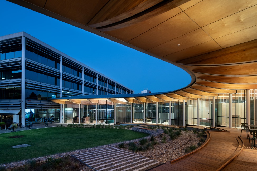 O Pavilion in Macquaire Park featuring MASSLAM 38 - ASH's Plantation Oak mass timber solution. Image: Richard Glover
