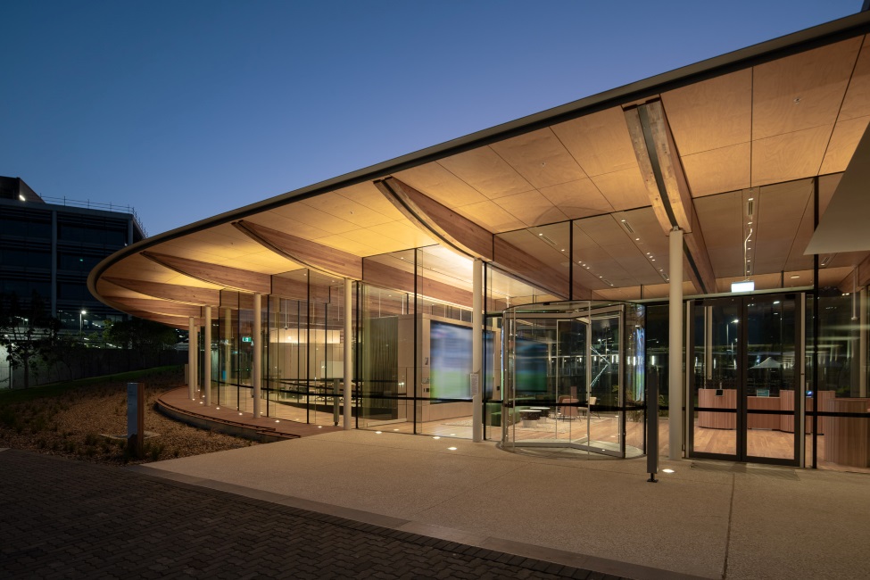 O Pavilion in Macquaire Park featuring MASSLAM 38 - ASH's Plantation Oak mass timber solution. Image: Richard Glover