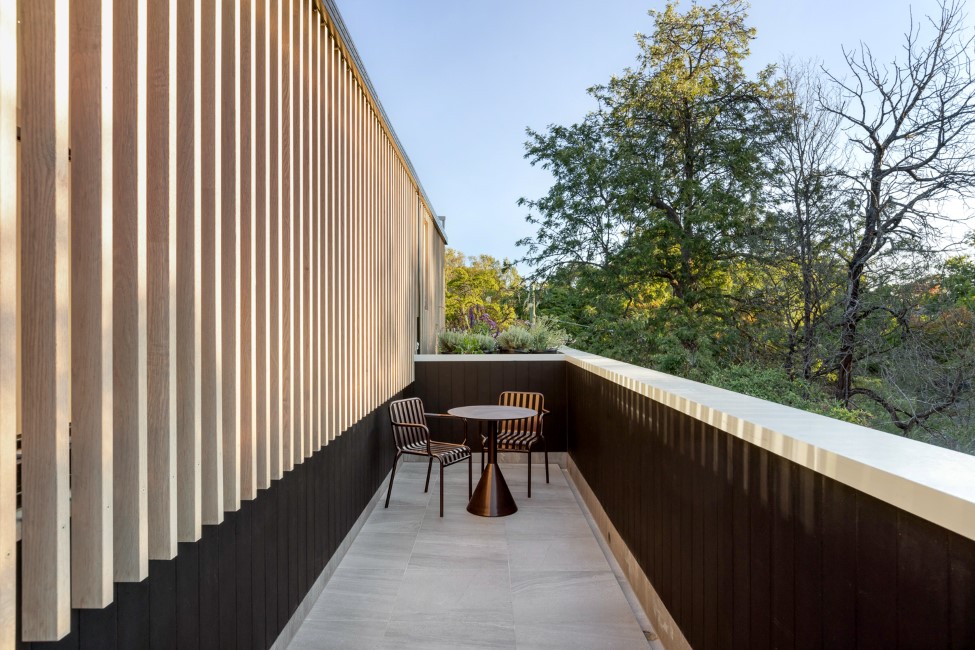 Outdoor area of Denman Avenue by Orbis Constructions featuring ASH's IronOak external hardwood battens.