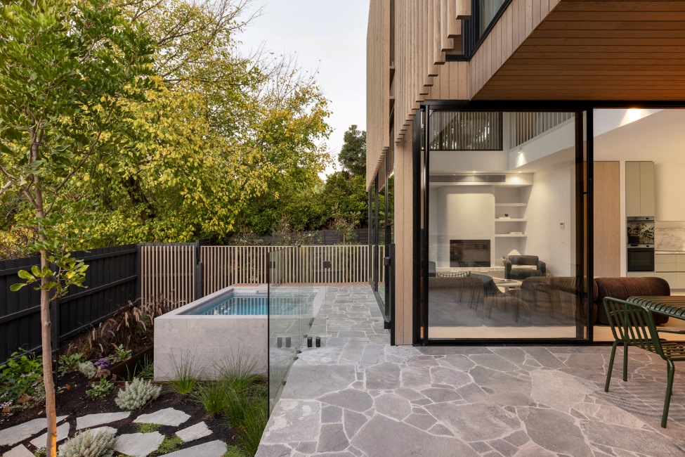 External entertaining area of Denman Avenue by Orbis Constructions featuring ASH's IronOak hardwood timber cladding and battens.